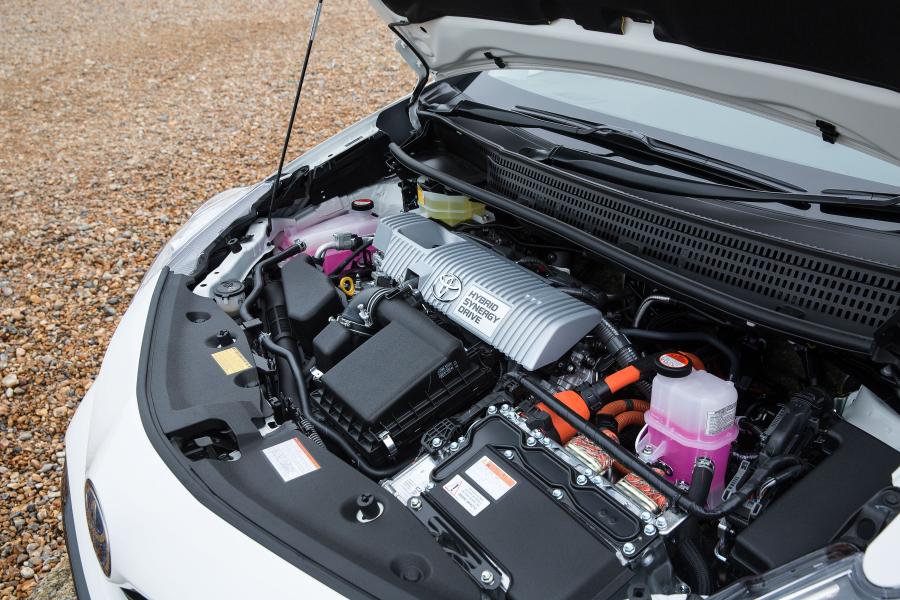  Toyota Prius + 2015 года  (UK) (фото 19 из 25)